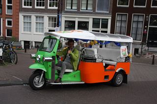 Motor - Rikscha mit Fahrer zum Mieten.