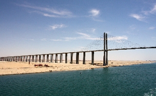 Friedensbrcke ber dem Suez Kanal