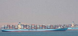 Containerverkehr auf dem Suez Kanal